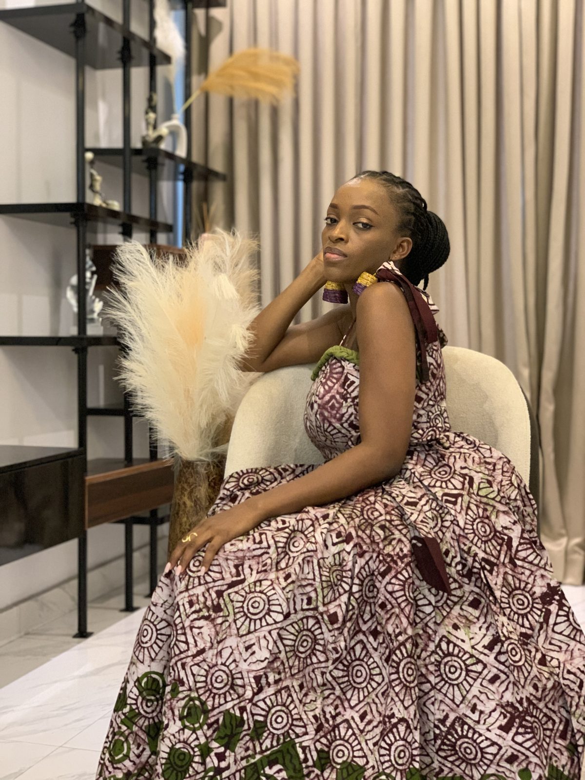 AFẸ́FẸ́ IV, seated, plum and ivory Àdìrẹ